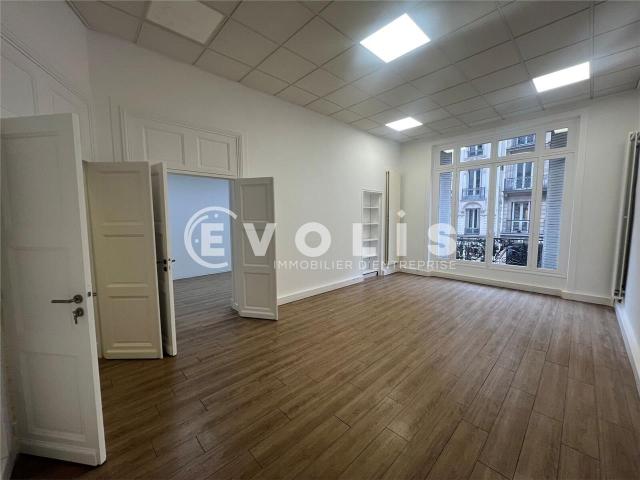 Location bureaux Paris 8 Proche bus, métro, RER et gare Saint Lazare