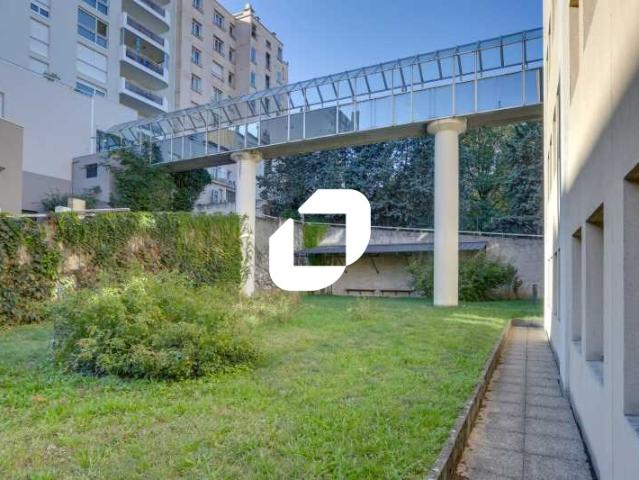 Location bureaux Villeurbanne Quartier Grandclément, proche bus et tram