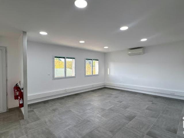 Location Bureaux 0 pièces 100 m2 Saint Restitut