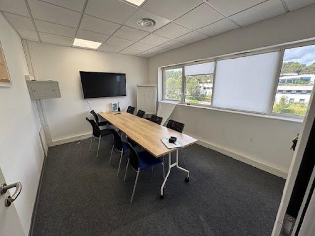 Location Bureaux 1 pièce 81 m2 Les milles