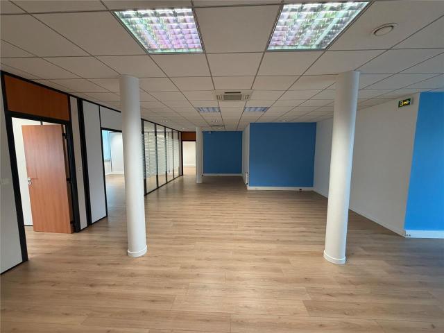 Location bureaux 210 m² Lacroix Saint Ouen Parc tertiaire dynamique