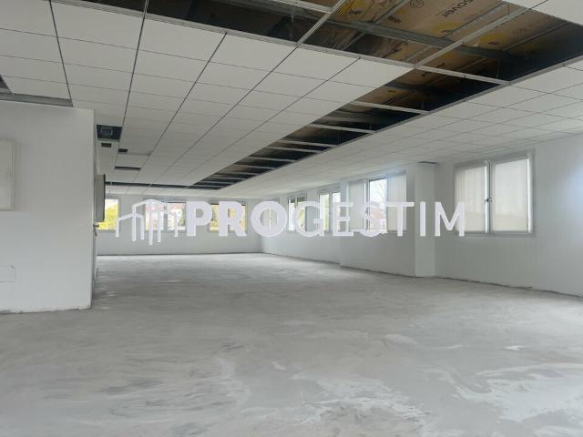 Location bureaux 420 m² Chenôve Proche rocade et bus