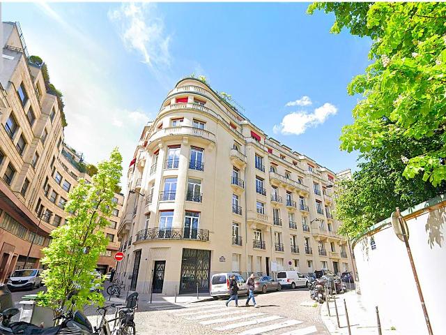 Location bureaux Paris 8 Place de l'Étoile, proche métro