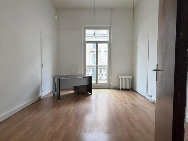 Location bureau Paris 2 Rue Étienne Marcel avec balcon