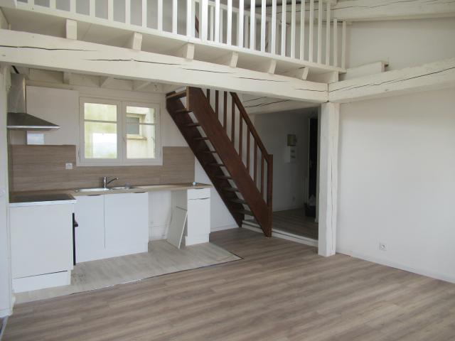 Location CENTRE VILLE CASTELNAUDARY APPARTEMENT TYPE 3 BIS MEZZANINE ENTIÈREMENT RÉNOVE