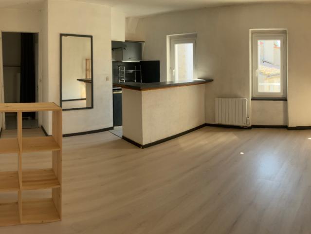 Location CENTRE VILLE CASTELNAUDARY STUDIO 3EME ETAGE IMMEUBLE