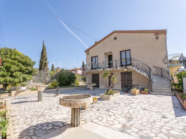 Location CHAMBRE A LOUER DANS UNE BELLE MAISON AVEC EXTERIEUR ET STATIONNEMENT 13013 CHATEAU GOMBERT