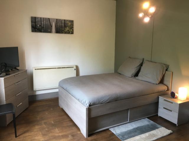 LOCATION DE 3 logementS MEUBLEES POUR ETUDIANT E, CUISINE ET SANITAIRES COMMUNS