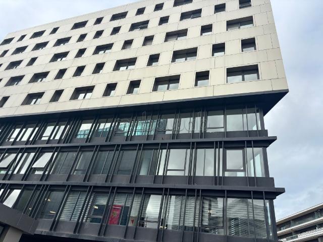 Location de bureaux à Casablanca Finance City. Superficie 72 m². Porte blindée et chauffage central