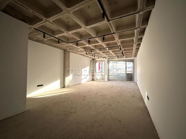 Location de bureaux à CIL Hay Salam. Surface de 143 m². Avec ascenseur et terrasse
