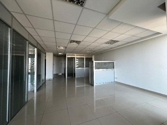Location de bureaux à Bourgogne Ouest. Surface de 96 m². Porte blindée et résidence sécurisée