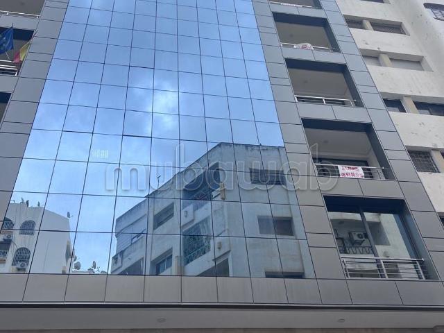 Location de bureaux à Hamria. Surface totale 87 m². Avec ascenseur et terrasse