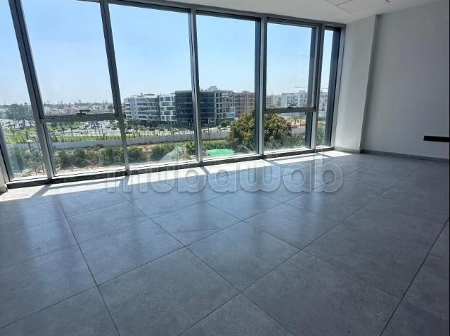Location de bureaux à Oasis. Surface totale 80 m². Prestation de conciergerie, air conditionné