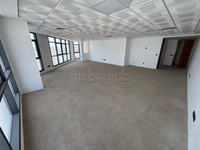 Location de bureaux à Socrate. Surface de 85 m². Fenêtres double vitrage et chauffage central