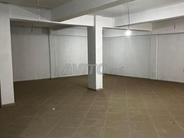 Location d'un magasin avec la cave et soupente