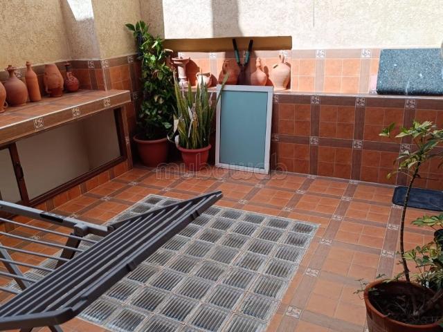 Location d'une villa exceptionnelle dans le quartier Al Hassani. Superficie totale de 372 m². Meublé