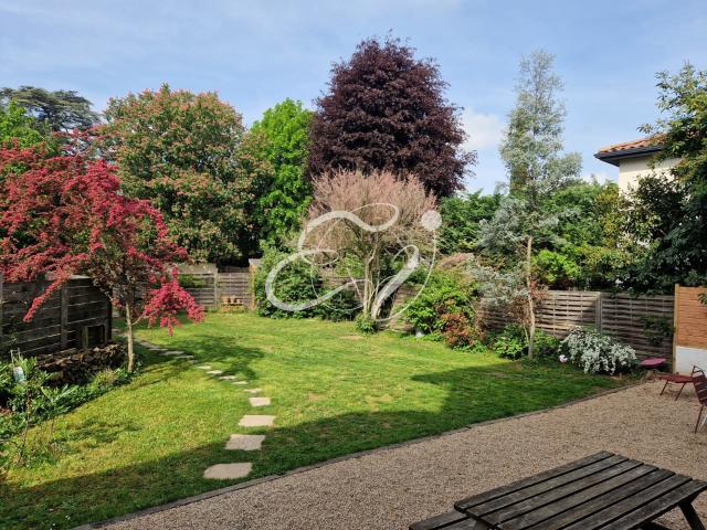 LOCATION ECULLY 69130 MAISON MEUBLEE 6 PIECES 4 CHAMBRES TERRASSE JARDIN PROCHE DU CENTRE DU VILLAGE