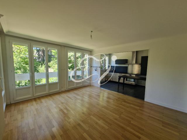 LOCATION ECULLY CENTRE 69130 APPARTEMENT T3 BALCON CAVE STATIONNEMENT PROCHE TRANSPORTS COMMERCES ÉCOLES