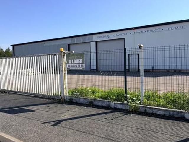 Location entrepôt 800m2 stationnement sanitaire