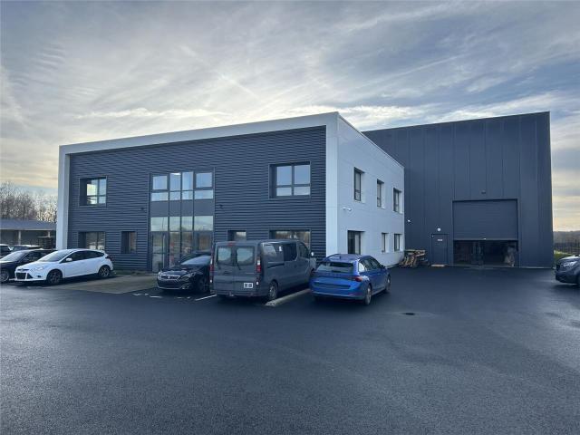 Location entrepôt La Chevrolière 1553 m² Sécurisé et récent