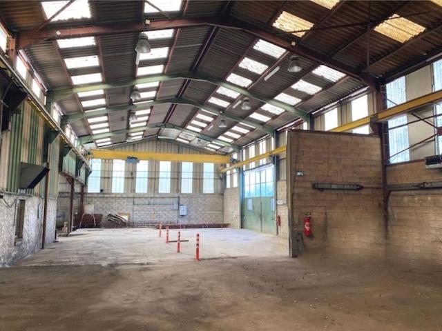 Location entrepôt local Neauphlette Proche D11 et gare