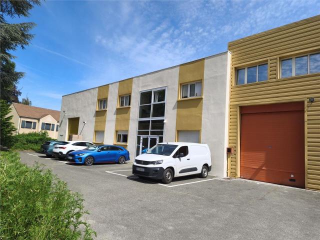 Location entrepôt Magny les Hameaux Accès RER et A6