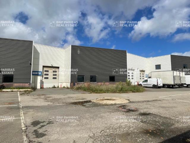 Location entrepôt Montigny le Bretonneux Foncier 6 499 m²