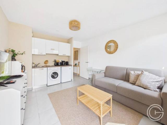 LOCATION ETUDIANTE STUDIO MEUBLE 35 RUE SMOLETT NICE PORT