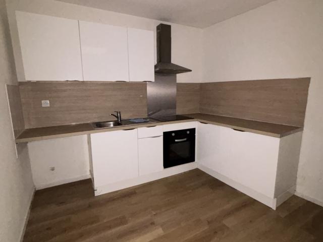 Location GRAND APPARTEMENT DE TYPE 3 DE 77 M² EN REZ DE CHAUSSÉE DE PLAIN PIED CENTRE VILLE PROCHE ECOLE/COLLEGE