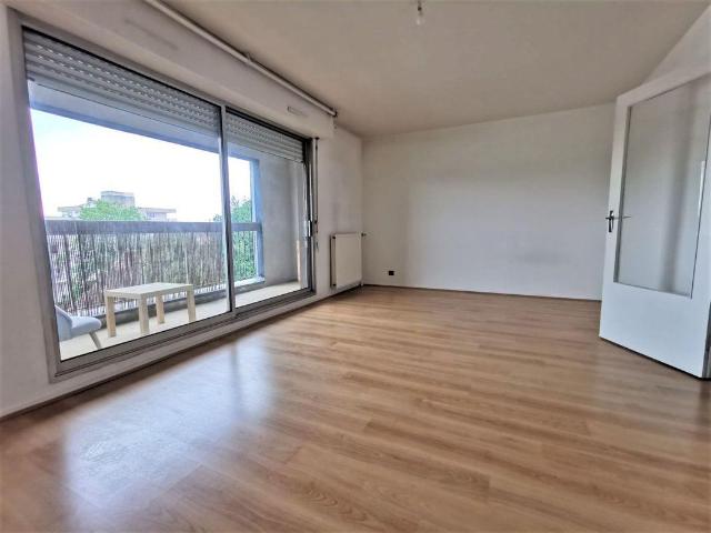 Location grand studio avec balcon à Dijon