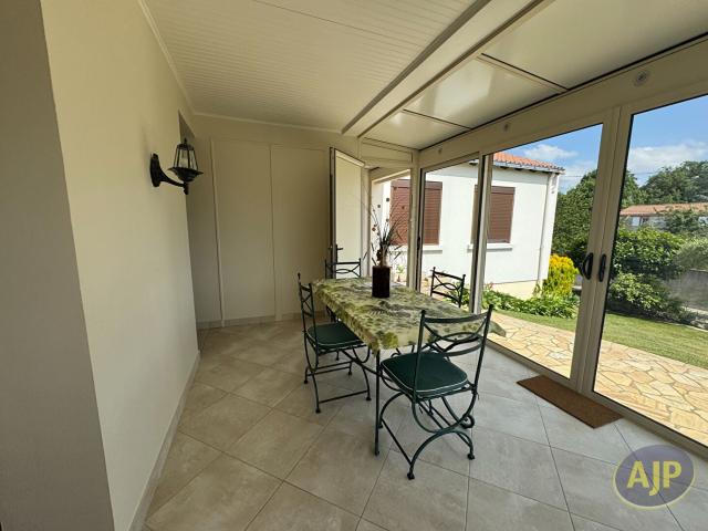 Location House D 63, Murs