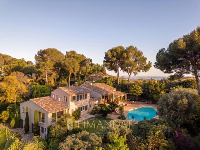 Location longue durée | Mougins – Villa néo provençale 5 suites, piscine, parc paysager 3 500 m²