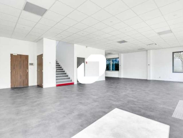 Location local activité Le Blanc Mesnil Parc sécurisé 24 24