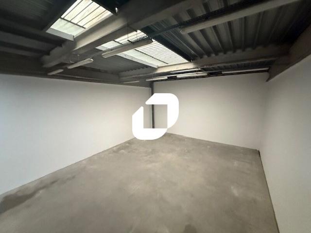 Location local commercial Brie Comte Robert Zone retail attractive
