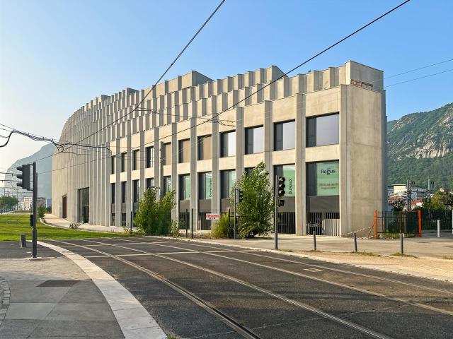 Location local commercial Grenoble Le Spring