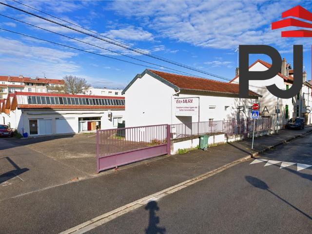 Location local commercial Saint Avé Rue passante