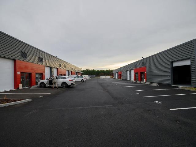 Location local commercial Saint Jean d'Illac Parc d'activités sécurisé