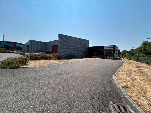 Location local d'activité Couëron Portail électrique et parking