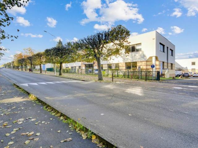 Location local d'activité Champs sur Marne Parc sécurisé