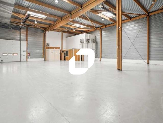 Location local d'activité Le Bourget Grande hauteur sous plafond
