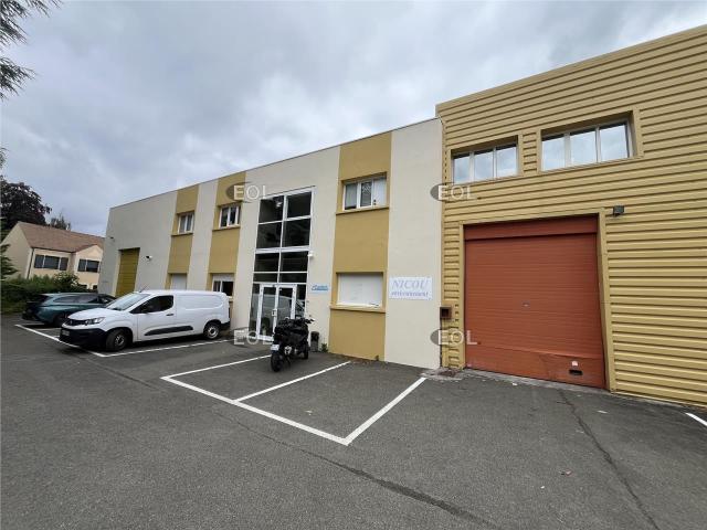 Location local d'activité Magny les Hameaux Parc de Gomberville