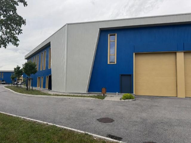 Location local d'activité Saint Bonnet de Mure Proche A43