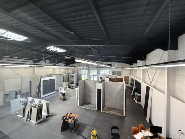 Location local d'activité showroom Saint Priest Proche A43 A46
