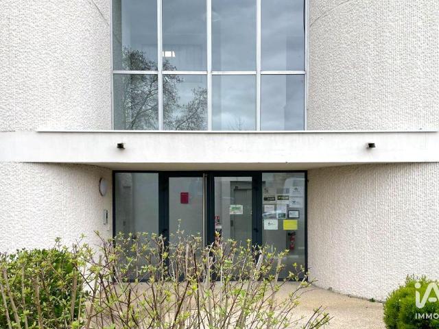 Location Local d'activités 179 m²