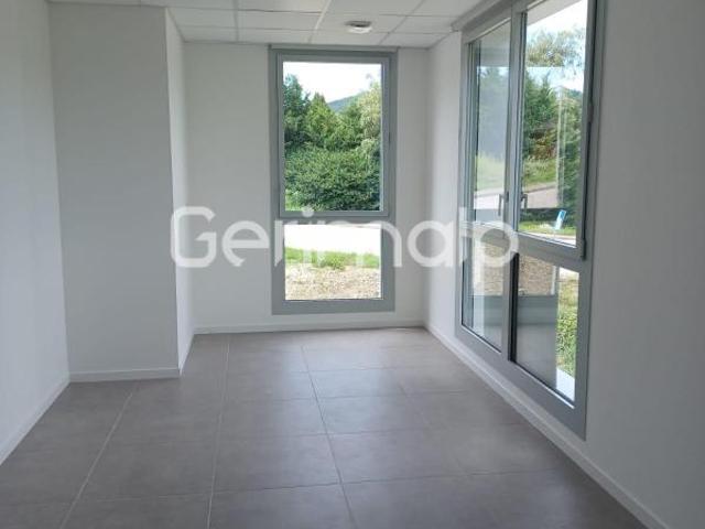 Location Local professionnel 18 m² 7 560 €/an HC HT