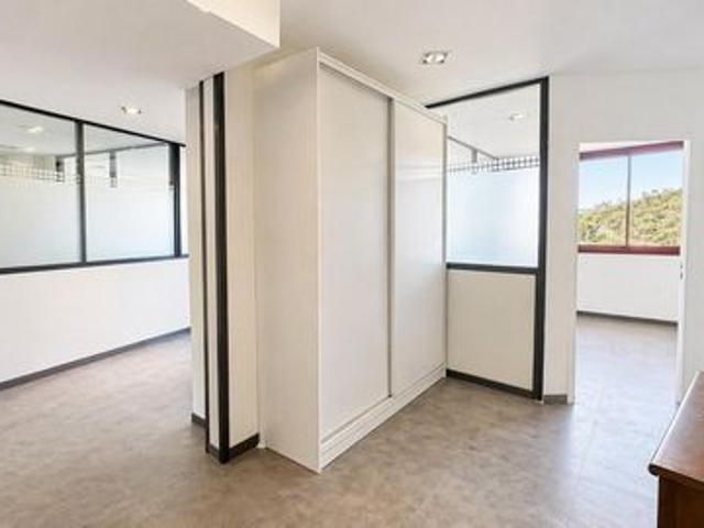 Location local professionnel 124 m² de plain pied