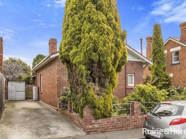 Location Location In the Heart of Battery Point!