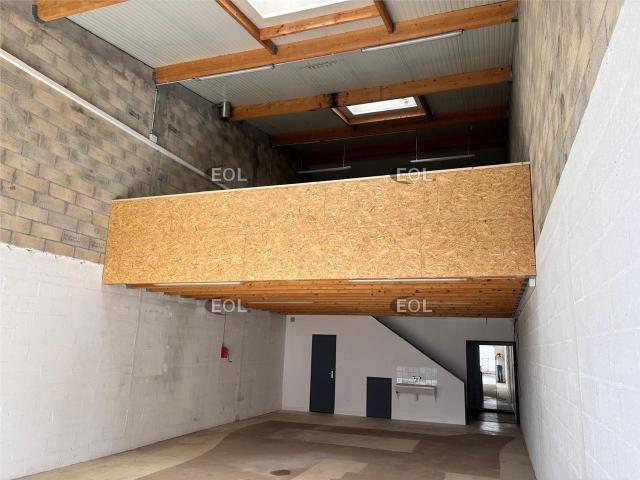 Location locaux d'activité Mandres les Roses Bureaux inclus