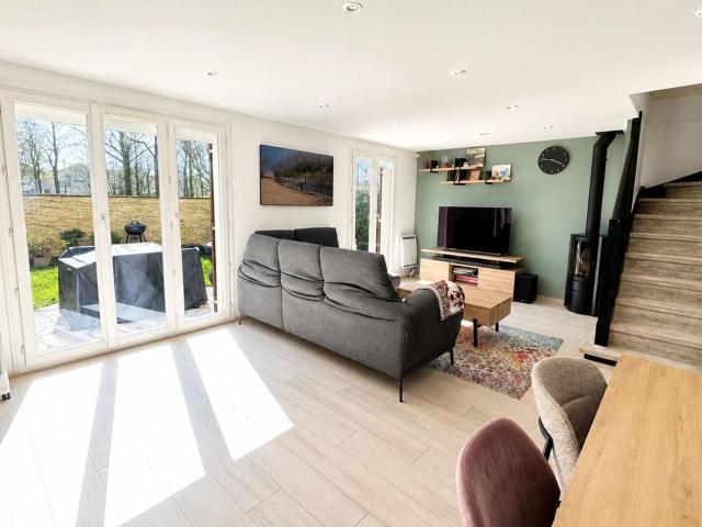 Location maison, 119.69 m² T 6 à Montigny le Bretonneux, 2 400 €