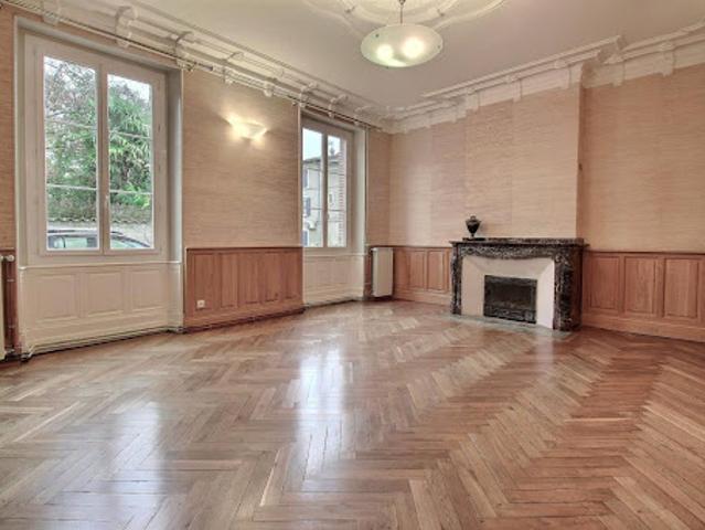 Location Maison 7 pièces 317 m2 Saint Sulpice